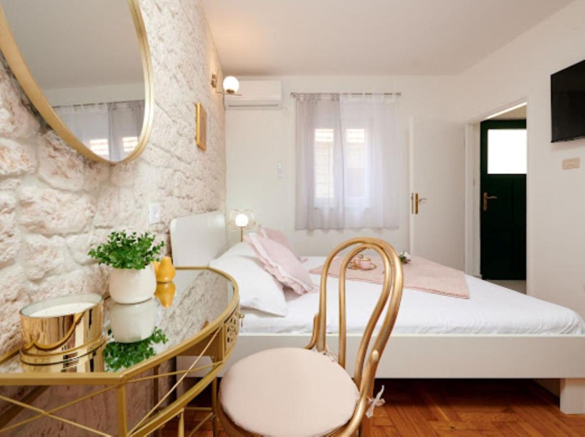 Guesthouse Ana Trogir Old Town מראה חיצוני תמונה